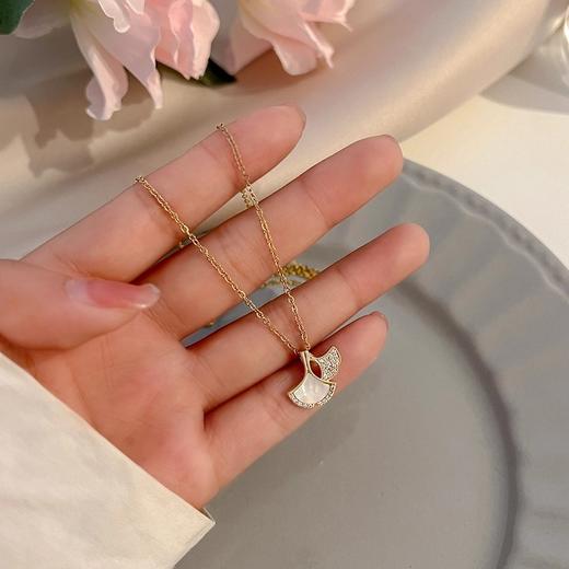 卡蒂罗KADER 杏运流光项链  新中式银杏叶贝壳小裙子吊坠设计 优雅温柔气质时尚百搭好运 商品图5