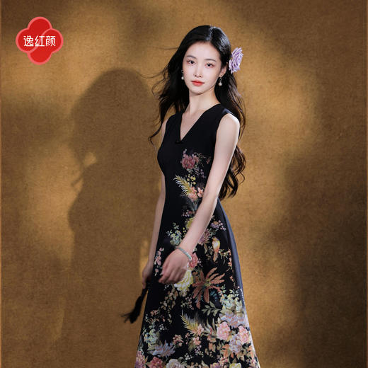 逸红颜《扶念》26年夏新墨染花影新中式定位花卉印花V领连衣裙女 商品图1
