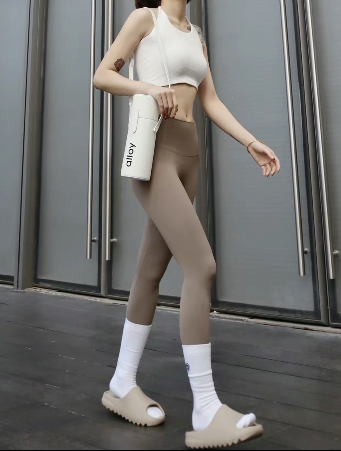 五一【步履轻享档】充值899元赠品-Yeezy拖鞋&小香卡包（二选一）