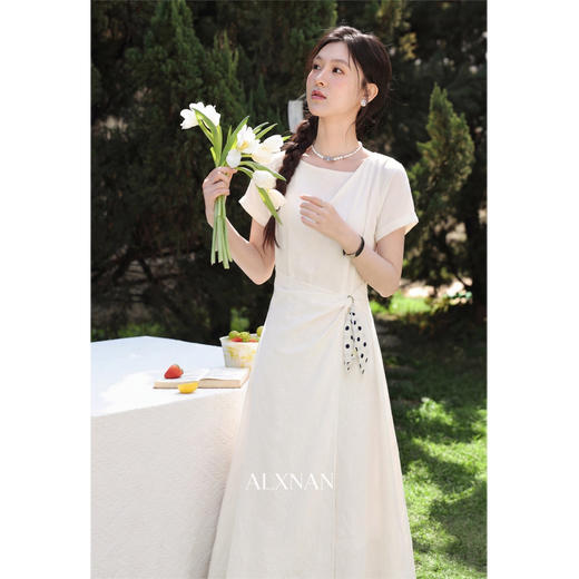 鹿向南「琉森漫歌」法式温柔初恋浪漫风气质女夏季新款收腰连衣裙 商品图3