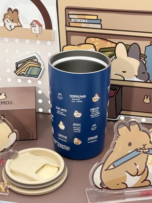 【店庆提前购】哈瑞咪多样屋 膳魔师 提摩西小分队系列 410mL随行杯咖啡杯304不锈钢内胆带防尘盖 活动价：195元 商品图3