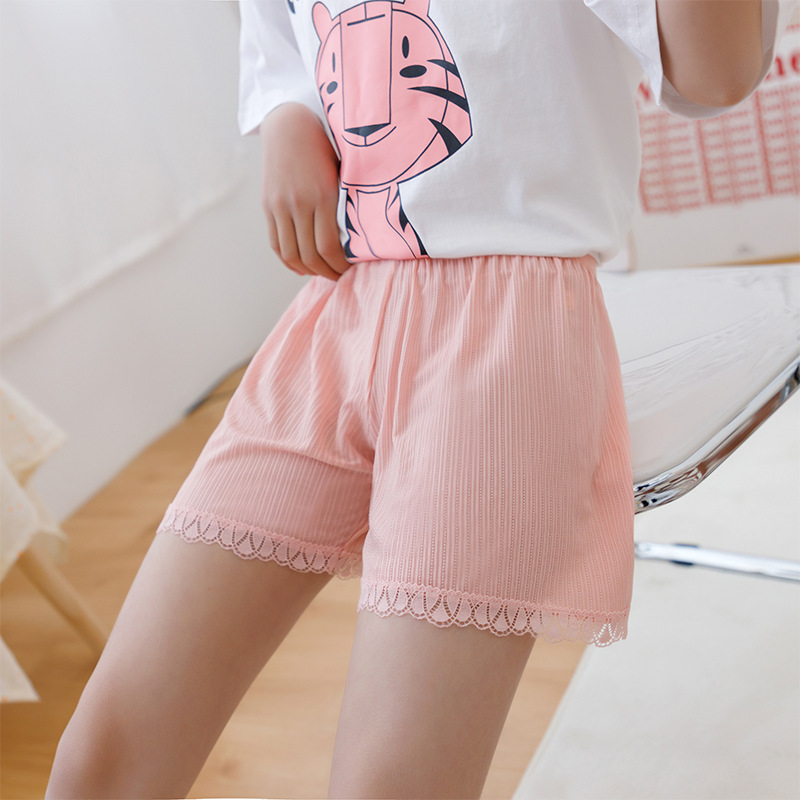 【清凉冰丝❗️女童防走光安全裤】冰丝面料自带凉感，竖纹肌理透气不闷汗，蕾丝裤脚精致温柔，兼顾舒适与防走光，可外穿宽松蕾丝中大儿童打底短裤配裙子QQ