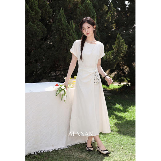 鹿向南「琉森漫歌」法式温柔初恋浪漫风气质女夏季新款收腰连衣裙 商品图2