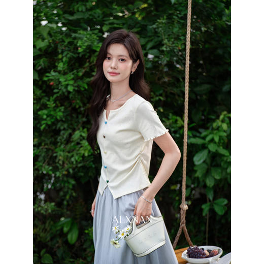 鹿向南「夏茉漫语」2026夏季新款杏色短袖T恤女显瘦收腰正肩上衣 商品图1