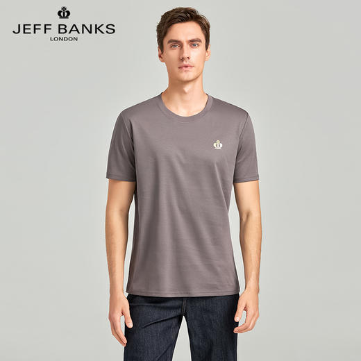清仓【英国高端男装】JEFF BANKS 纯棉三防印花T恤 JBT2023001 采用新疆优质长绒棉 触感柔软 索罗娜领口螺纹双针锁线 久洗不易变形 烫金印花工艺 防水防油防污三防工艺 商品图2