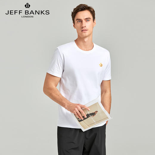 清仓【英国高端男装】JEFF BANKS 纯棉三防印花T恤 JBT2023001 采用新疆优质长绒棉 触感柔软 索罗娜领口螺纹双针锁线 久洗不易变形 烫金印花工艺 防水防油防污三防工艺 商品图6