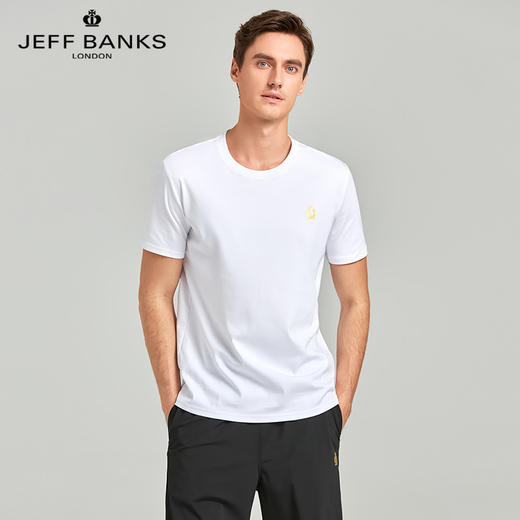 清仓【英国高端男装】JEFF BANKS 纯棉三防印花T恤 JBT2023001 采用新疆优质长绒棉 触感柔软 索罗娜领口螺纹双针锁线 久洗不易变形 烫金印花工艺 防水防油防污三防工艺 商品图1