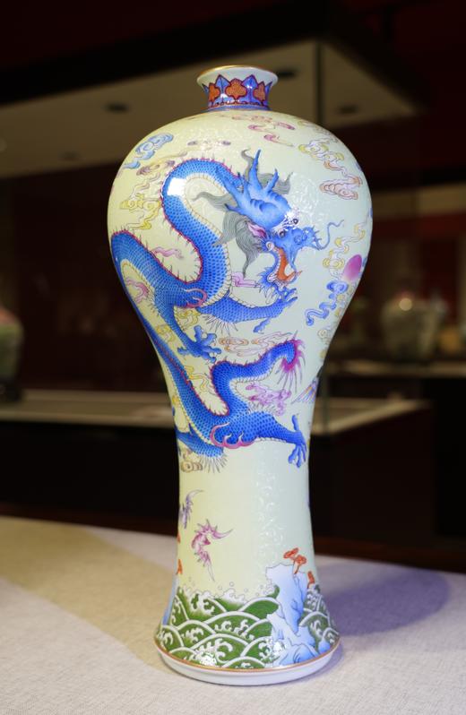 珐琅彩绿地扒花龙凤梅瓶 商品图0