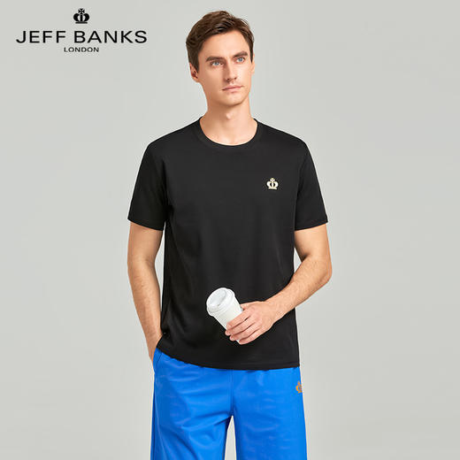 清仓【英国高端男装】JEFF BANKS 纯棉三防印花T恤 JBT2023001 采用新疆优质长绒棉 触感柔软 索罗娜领口螺纹双针锁线 久洗不易变形 烫金印花工艺 防水防油防污三防工艺 商品图0