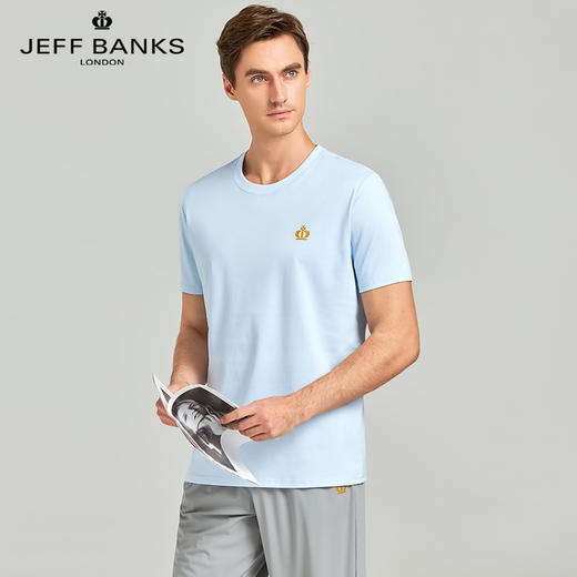 清仓【英国高端男装】JEFF BANKS 纯棉三防印花T恤 JBT2023001 采用新疆优质长绒棉 触感柔软 索罗娜领口螺纹双针锁线 久洗不易变形 烫金印花工艺 防水防油防污三防工艺 商品图3
