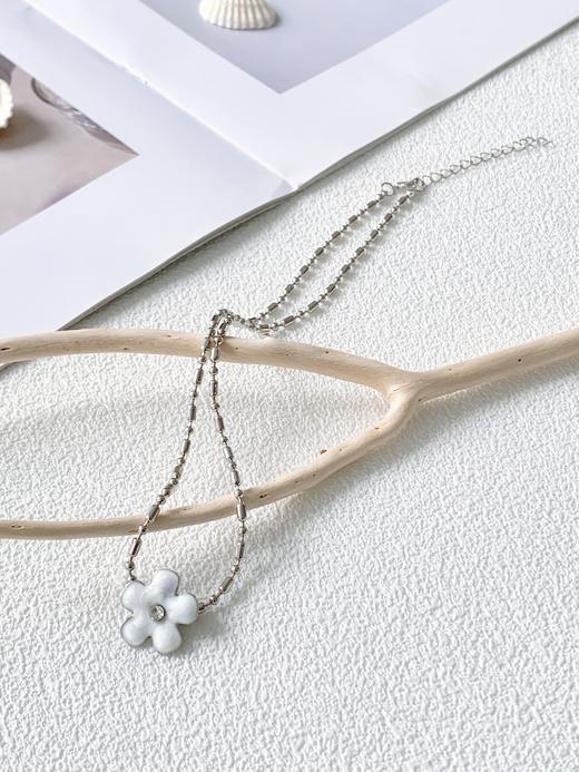 鹿鹿推荐 •白色滴釉花朵金属感项链 商品图0