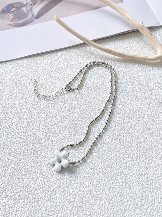 鹿鹿推荐 •白色滴釉花朵金属感项链 商品图2