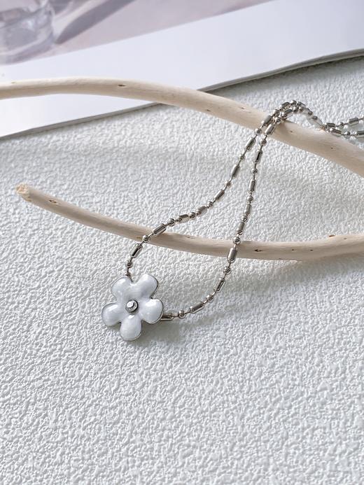 鹿鹿推荐 •白色滴釉花朵金属感项链 商品图1
