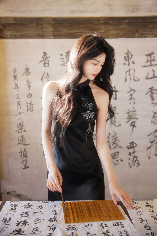 逸红颜明月优选 #『竹影摇』墨色香云纱・削肩竹影旗袍裙 | 清冷风骨 赠柔光雪纺披肩 商品图3