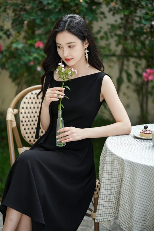 逸红颜明月优选｜#【黑玫瑰】🖤冰麻凉感斜肩飘带 赫本式优雅多场合小黑裙 商品图2