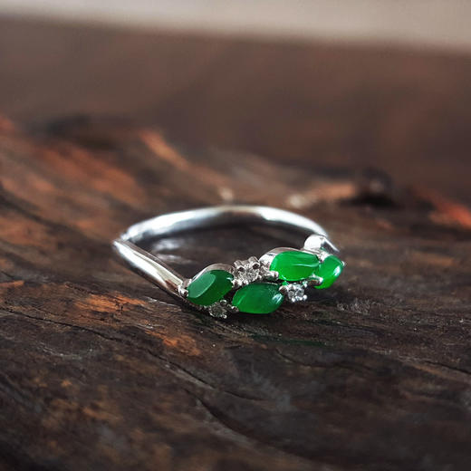 【天然正品】A货翡翠AU750精品白金镶钻镶天然冰种阳绿随型翡翠戒指13号（戒圈可改）310326NJT25 商品图4