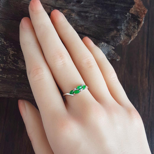 【天然正品】A货翡翠AU750精品白金镶钻镶天然冰种阳绿随型翡翠戒指13号（戒圈可改）310326NJT25 商品图7