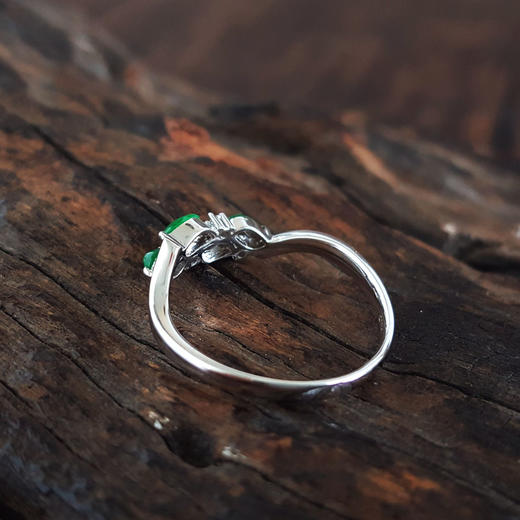 【天然正品】A货翡翠AU750精品白金镶钻镶天然冰种阳绿随型翡翠戒指13号（戒圈可改）310326NJT25 商品图6