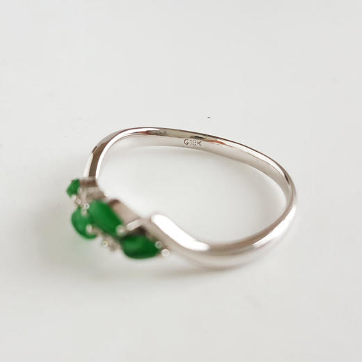 【天然正品】A货翡翠AU750精品白金镶钻镶天然冰种阳绿随型翡翠戒指13号（戒圈可改）310326NJT25 商品图2