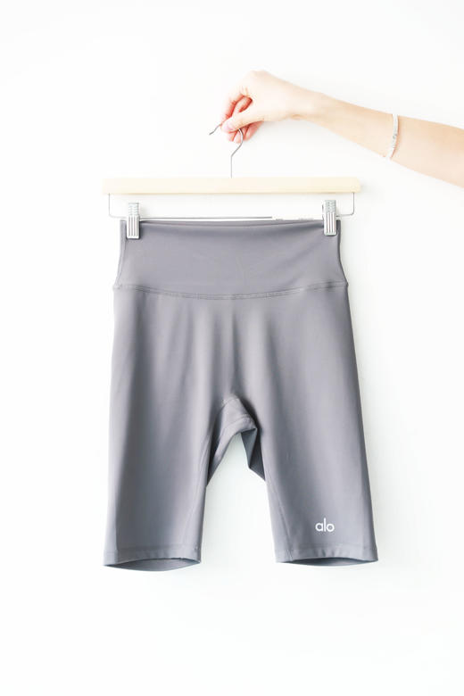 太显身材了，普拉提瑜伽中裤。小标印花提臀健身训练短裤E042766 商品图11