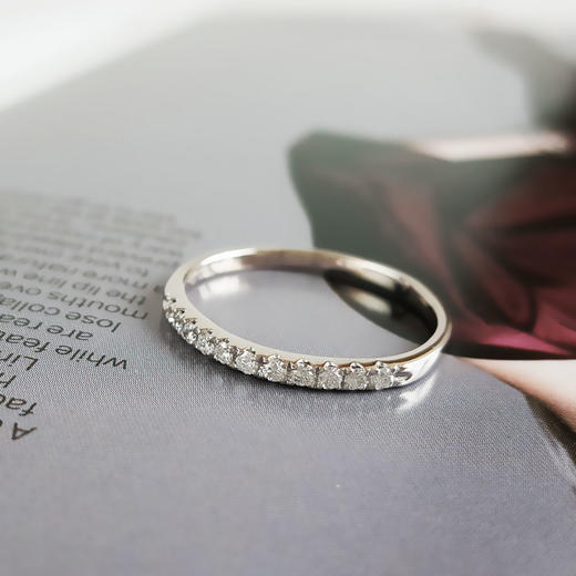 ENZO  周大福 AU750白金简约时尚群镶款0.20克拉钻石戒指 19号（戒圈可改） 100426TJ05 商品图3