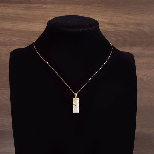 老凤祥AU750黄金镶钻镶天然青海料细腻竹节造型和田玉吊坠项链 链长：45CM（长度可调节） 080426NJS31 商品图8