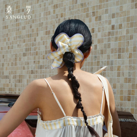 微笑豚豚』桑罗条纹桑蚕丝花瓣发圈女士百搭造型发饰2026新款 商品图3