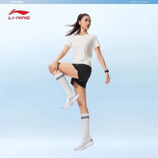 李宁女子反光速干凉爽运动短裤AKSW120 商品图2