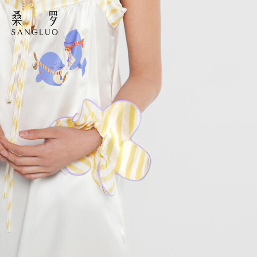 微笑豚豚』桑罗条纹桑蚕丝花瓣发圈女士百搭造型发饰2026新款 商品图1