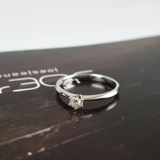 莱绅通灵 AU750白金经典简约六爪款0.136克拉钻石戒指 14号（戒圈可改） 160426NJM79 商品图3