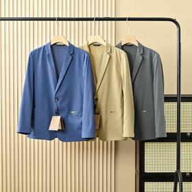 芭宝莉2026春夏季新款男士冰丝休闲轻薄透气防晒西装外套。