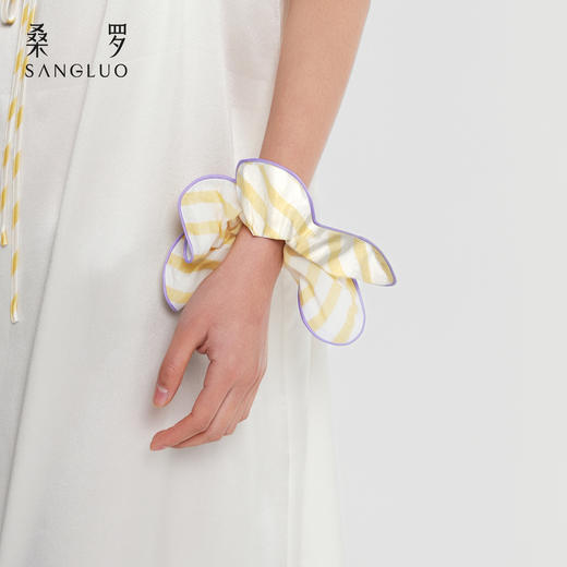 微笑豚豚』桑罗条纹桑蚕丝花瓣发圈女士百搭造型发饰2026新款 商品图4