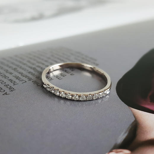 ENZO  周大福 AU750白金简约时尚群镶款0.20克拉钻石戒指 19号（戒圈可改） 100426TJ05 商品图4