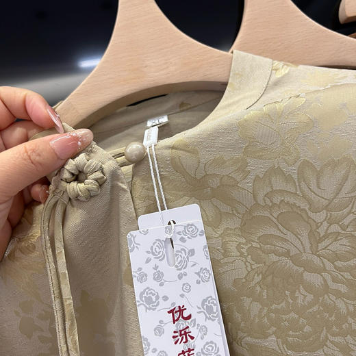 岁月从不败美人，但爱需要「提前剧透」【优泺菲 夏日中式盘扣国风妈妈套装】送她一套高级与舒适并存的夏日国风套装！让她们做今夏最优雅的「国风美人」！ 商品图3