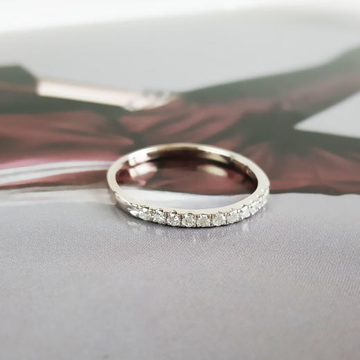 ENZO  周大福 AU750白金简约时尚群镶款0.20克拉钻石戒指 19号（戒圈可改） 100426TJ05 商品图2