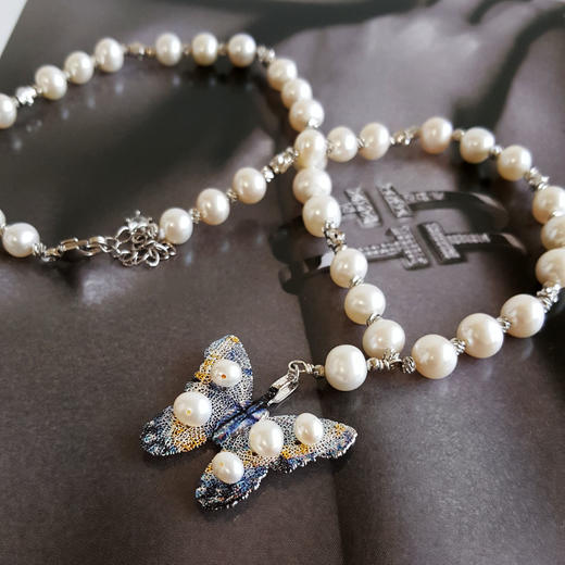 【天然正品】 天然近圆约7-8MM白色珍珠配蓝色蝴蝶造型吊坠项链 链长：44CM（皆取最大值） 200426NJT46 商品图3