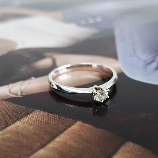 莱绅通灵 AU750白金经典简约六爪款0.136克拉钻石戒指 14号（戒圈可改） 160426NJM79 商品图2