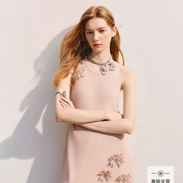 玛克门店发货：【商场同款】MAXRIENY精致春日松弛感A型伞摆套头毛衫收腰上衣货号：MC86SW251E10