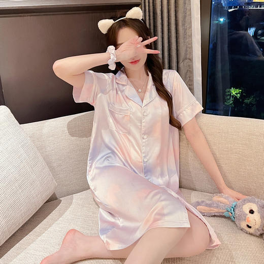 【彩色渐变❗️冰丝衬衫款睡裙】冰丝面料自带凉感，粉蓝渐变晕染设计温柔梦幻，衬衫翻领 + 开衫纽扣设计穿脱方便，短袖中长款宽松简约休闲甜美女士睡衣QQ★美物社 商品图0