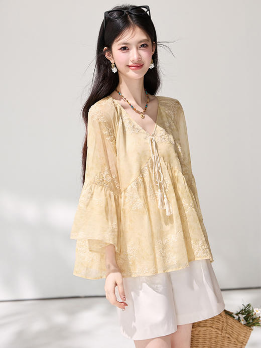 西遇系带V领荷叶袖衬衫上衣女2026年夏季新款度假风灯笼袖娃娃衫SS060369 商品图1