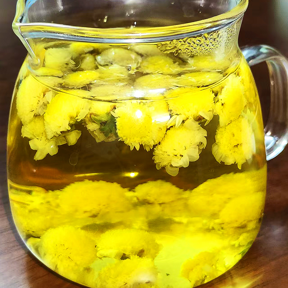 『湖北野生小菊花茶』素净清雅，香气绵长，茶汤温润回甘，不苦不涩，明净无杂质