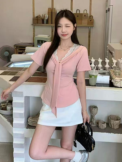 西遇假两件蕾丝拼接短袖T恤女2026年夏季新款v领正肩修身短款上衣SS060365 商品图4