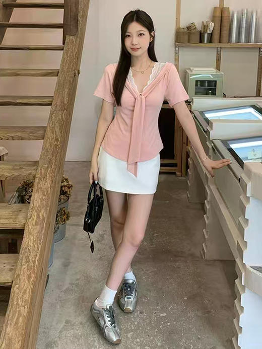 西遇假两件蕾丝拼接短袖T恤女2026年夏季新款v领正肩修身短款上衣SS060365 商品图2