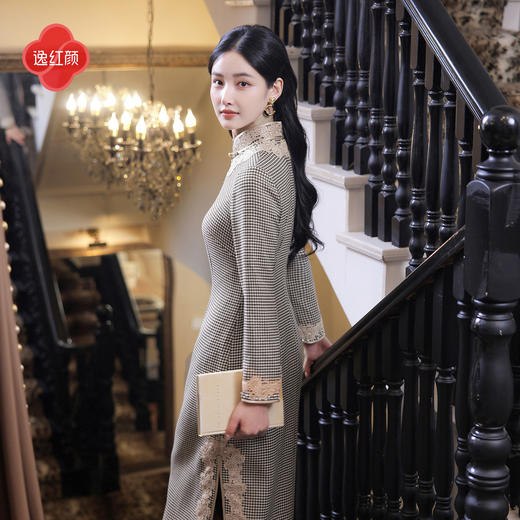 逸红颜《绢雅》2025冬新款文艺书卷气织金千鸟格钉珍珠复古旗袍女 商品图4