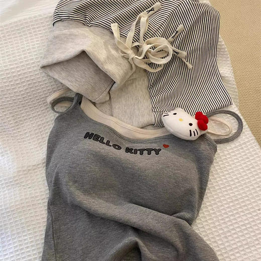 【带胸垫舒适方便❗️夏季清凉家居套装🔥】韩系可爱HelloKitty，带胸垫吊带睡衣女，夏季新款家居服套装.TB 商品图1