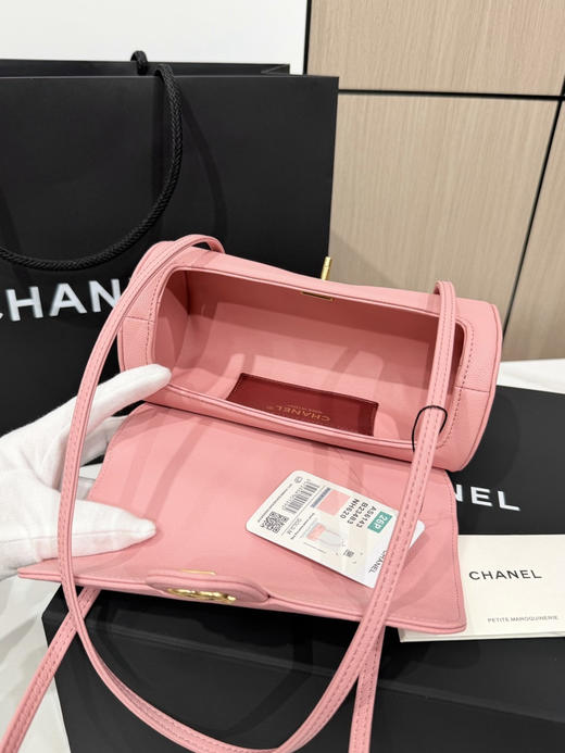 春季特惠💰1000 原单香奈儿26P 春夏预告系列
Chane1 26P Preppy 保龄球包AS6143 商品图7