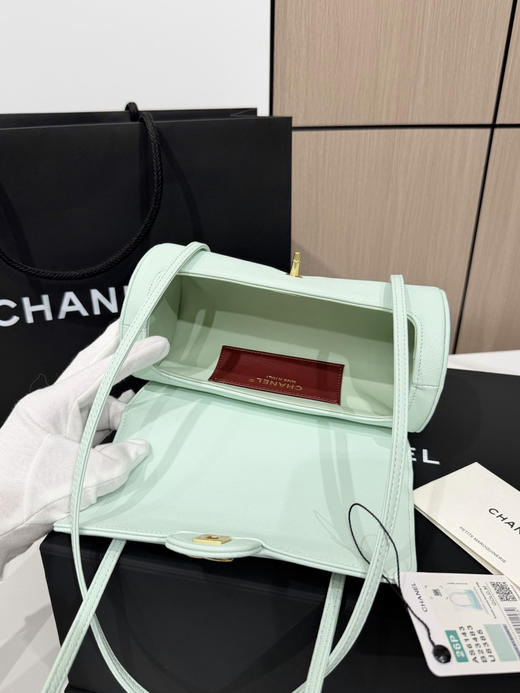 春季特惠💰1000 原单香奈儿26P 春夏预告系列
Chane1 26P Preppy 保龄球包AS6143 商品图7