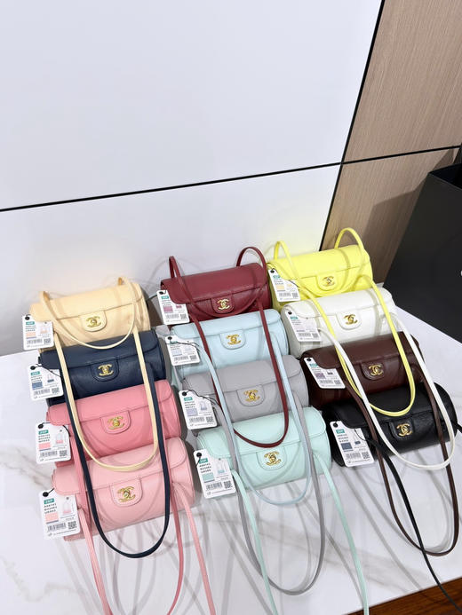 春季特惠💰1000 原单香奈儿26P 春夏预告系列
Chane1 26P Preppy 保龄球包AS6143 商品图8