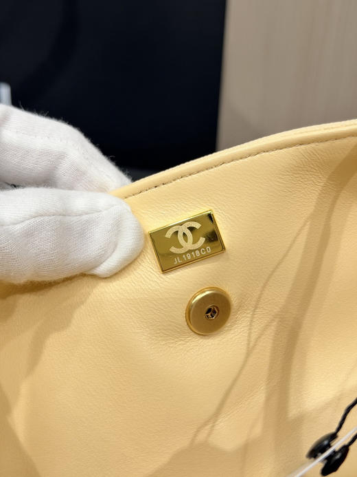 春季特惠💰1000 原单香奈儿26P 春夏预告系列
Chane1 26P Preppy 保龄球包AS6143 商品图7
