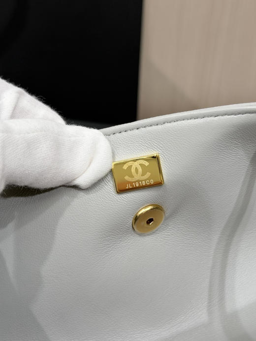 春季特惠💰1000 原单香奈儿26P 春夏预告系列
Chane1 26P Preppy 保龄球包AS6143 商品图8